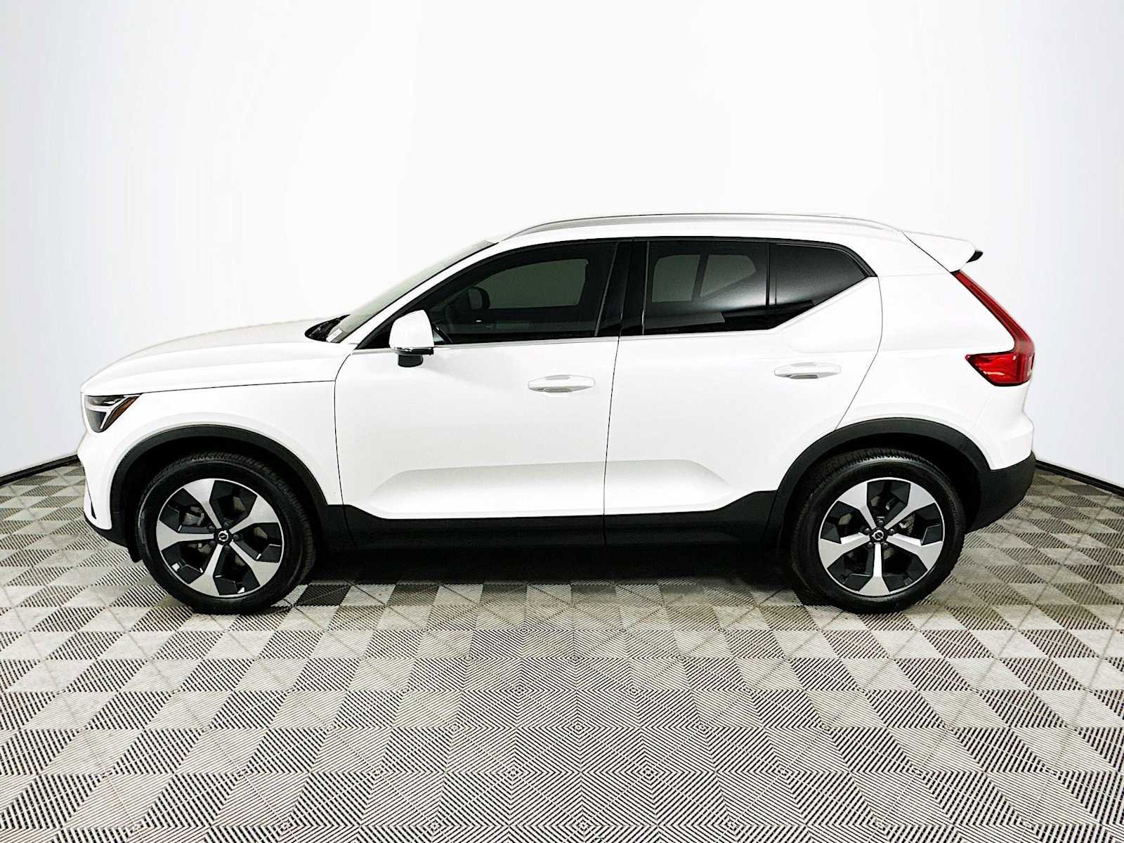 Certified 2025 Volvo XC40 B5 Core w/ Protection Package Premier image 4