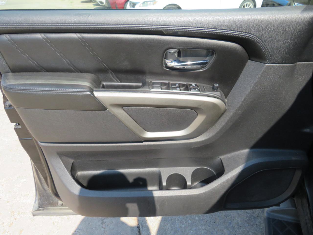Used 2015 Nissan Armada SV AWD/4WD image 11