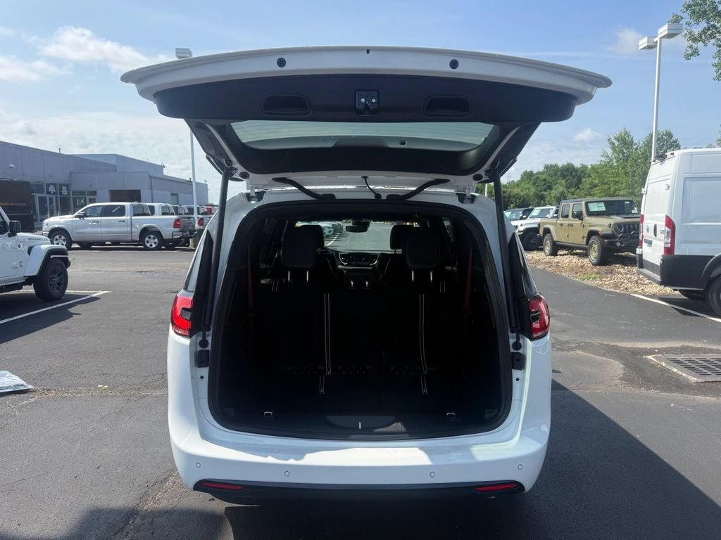 New 2027 Chrysler Pacifica Select FWD image 47