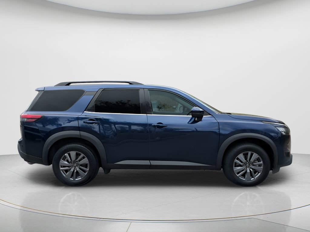 Used 2025 Nissan Pathfinder SV image 4
