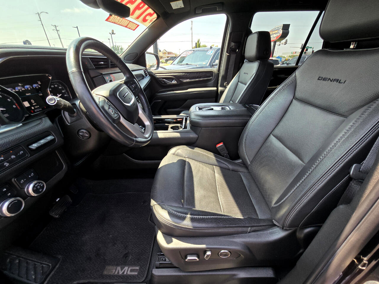 Used 2021 GMC Yukon Denali w/ Denali Premium Package image 9