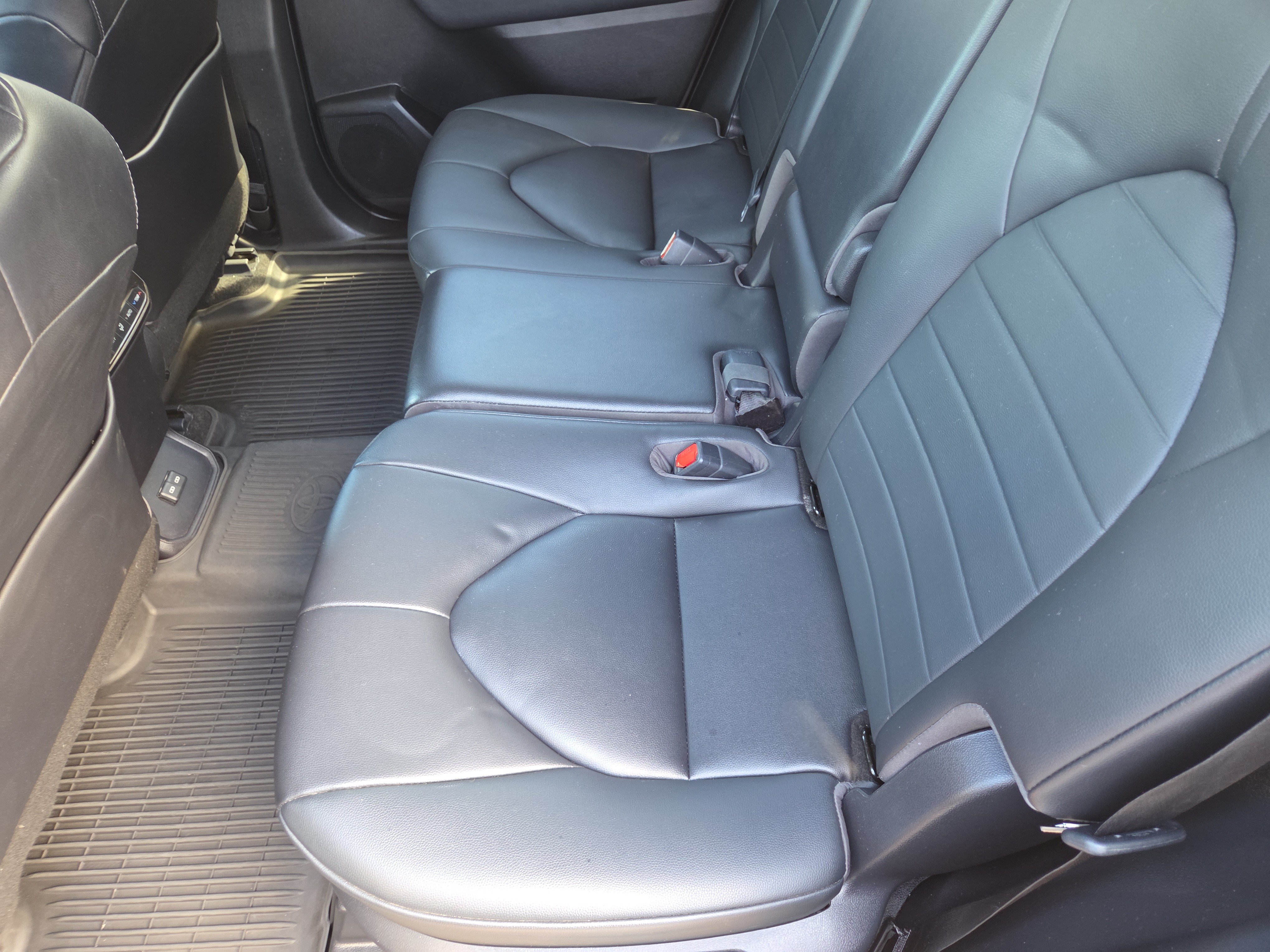 Used 2023 Toyota Highlander XLE FWD image 18