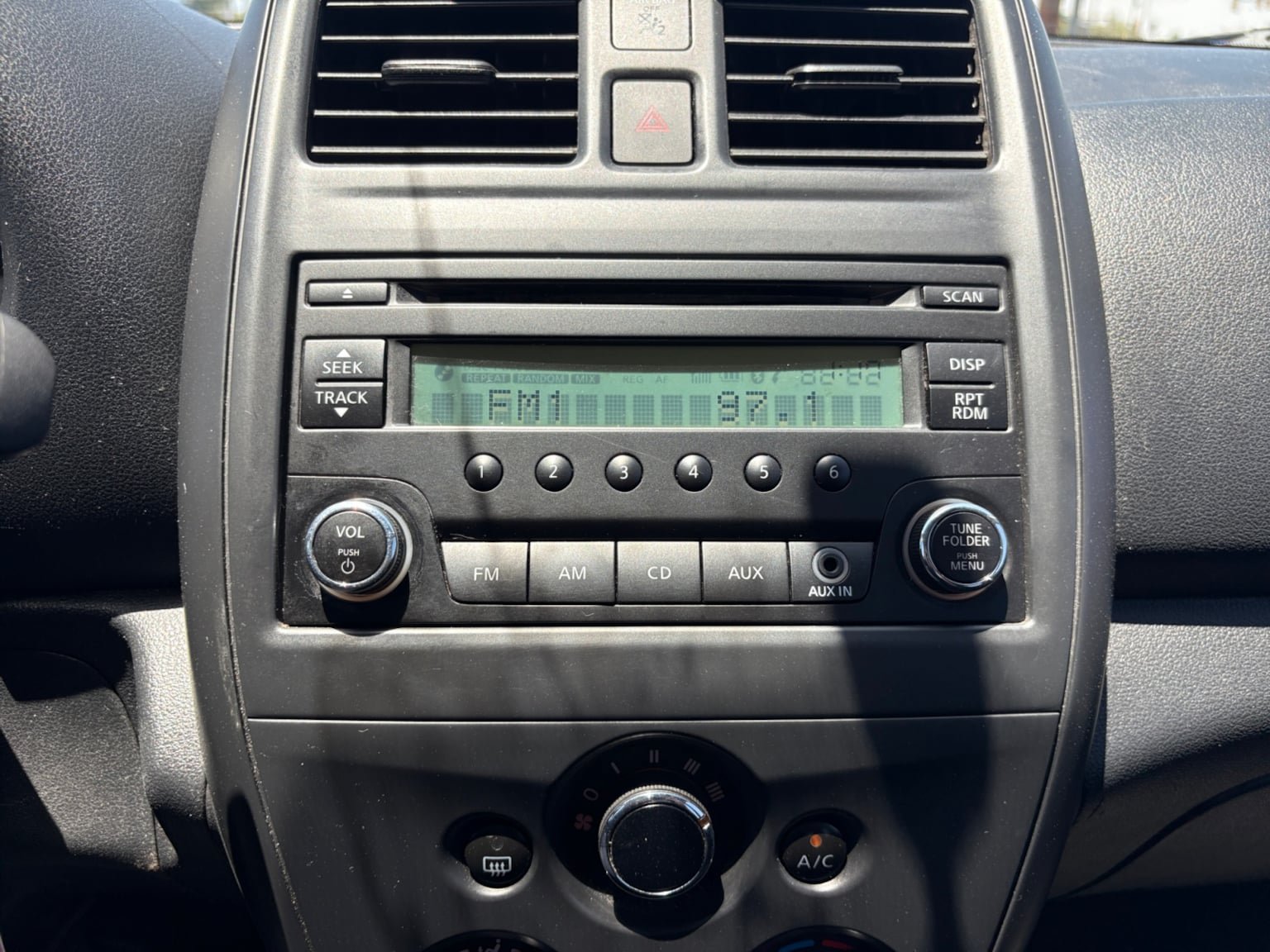Used 2015 Nissan Versa S FWD image 21