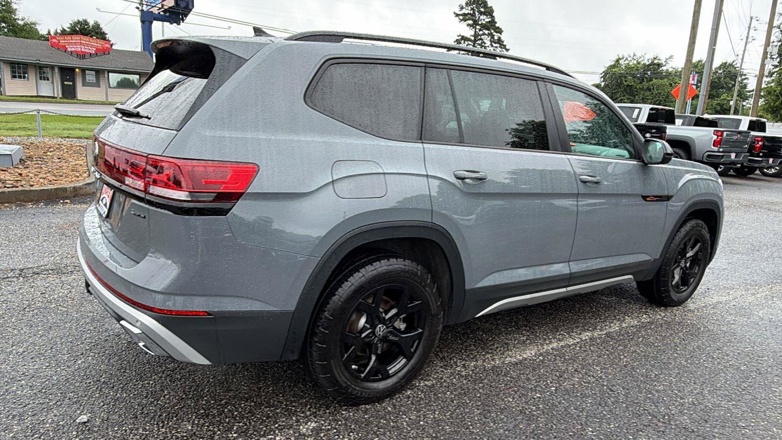 Used 2025 Volkswagen Atlas Peak Edition SE AWD/4WD image 5