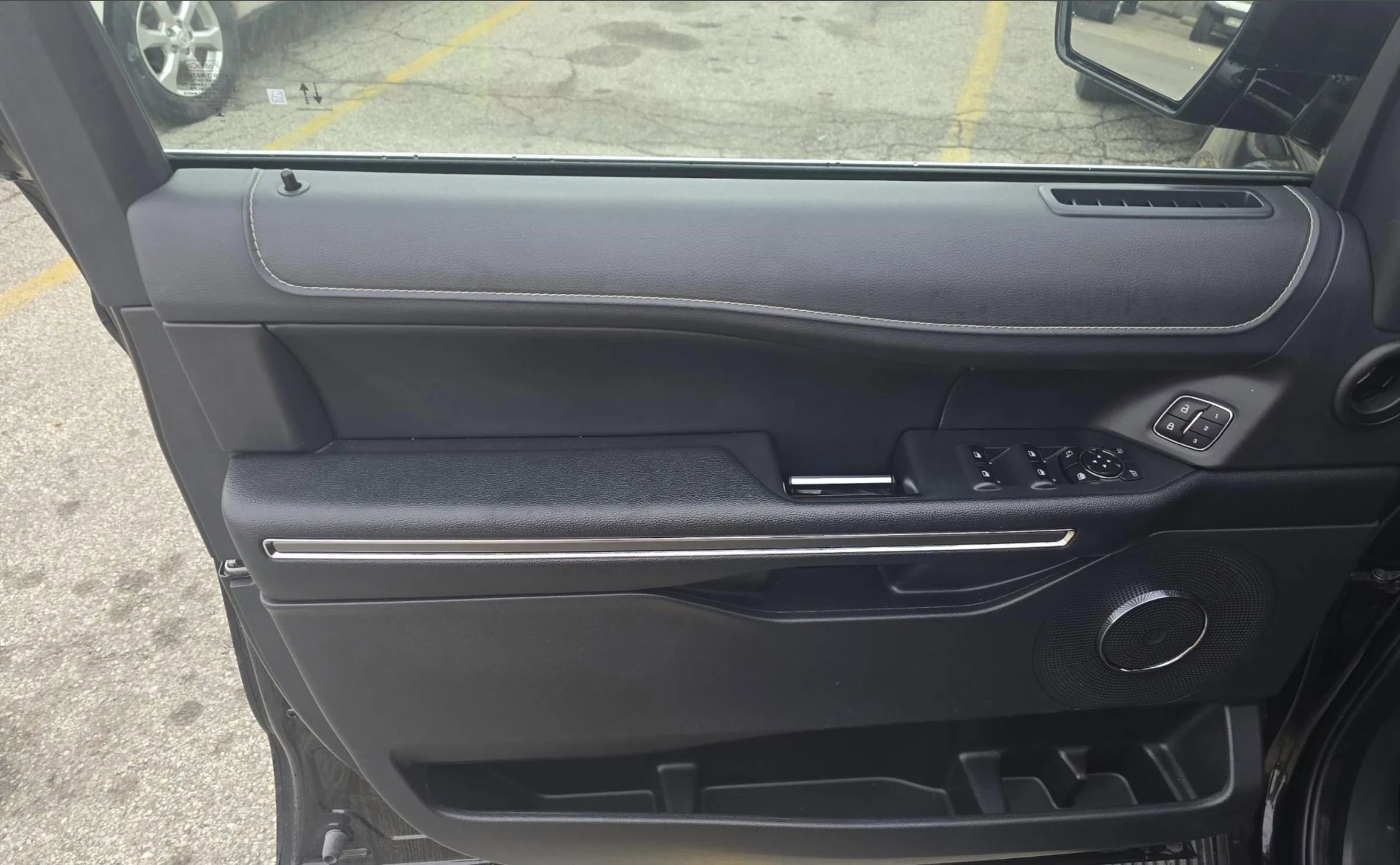 Used 2024 Ford Expedition Max XLT image 3
