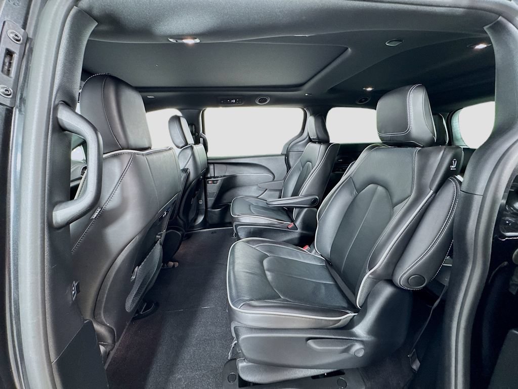 Used 2022 Chrysler Pacifica Limited w/ S Appearance Package FWD image 12