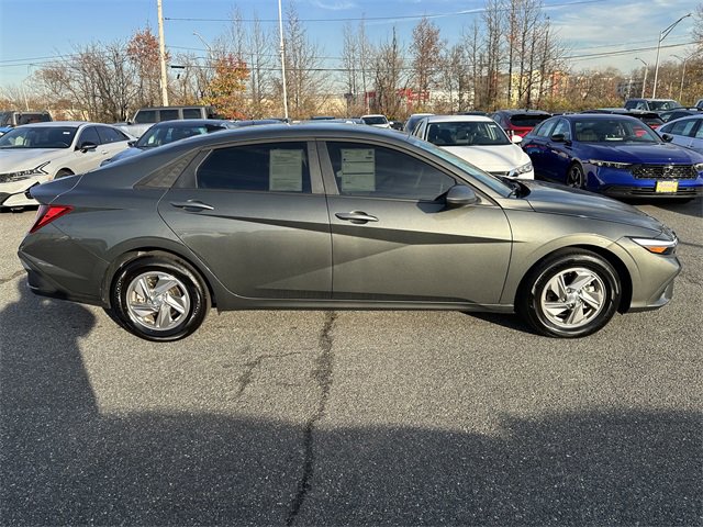 Used 2025 Hyundai Elantra SE image 4