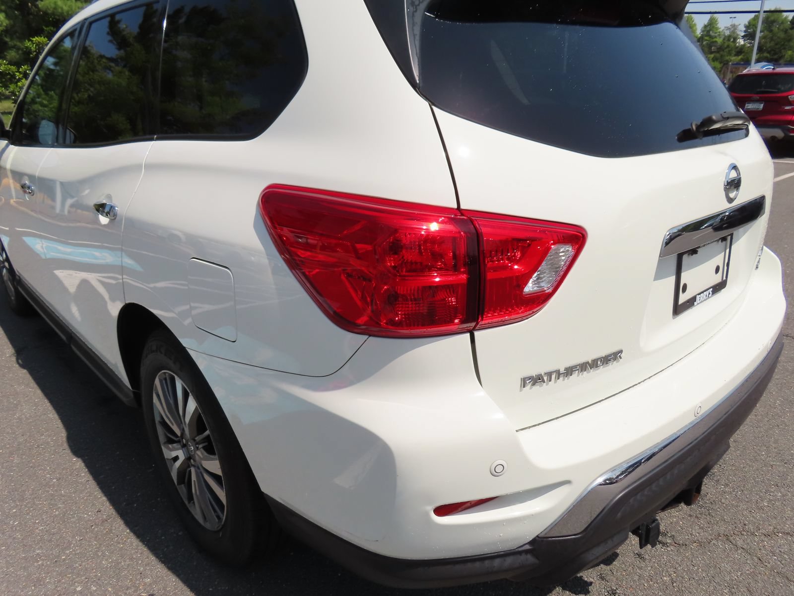 Used 2018 Nissan Pathfinder SV AWD/4WD image 12