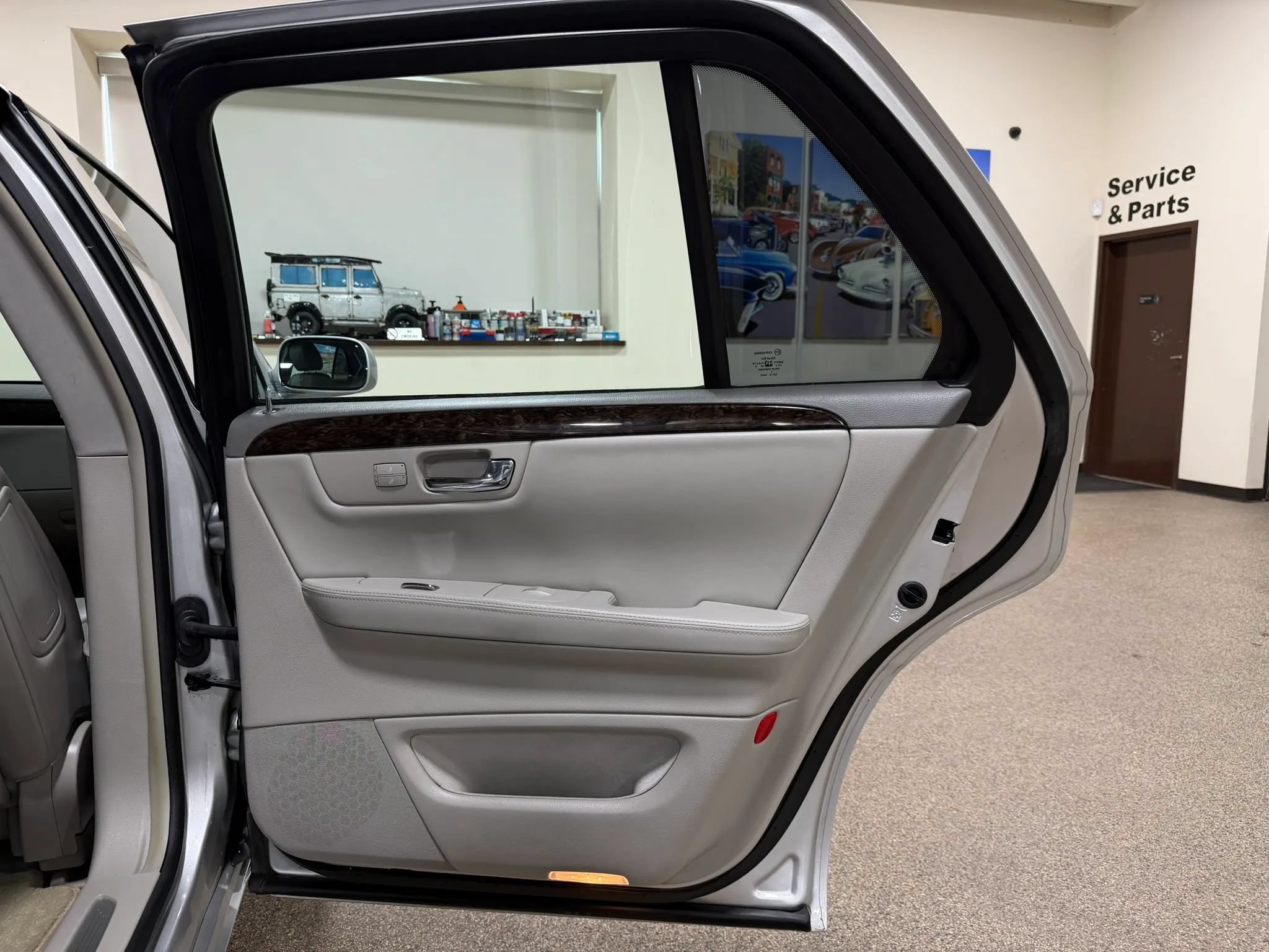 Used 2009 Cadillac DTS w/ Trunk Convenience Package FWD image 24