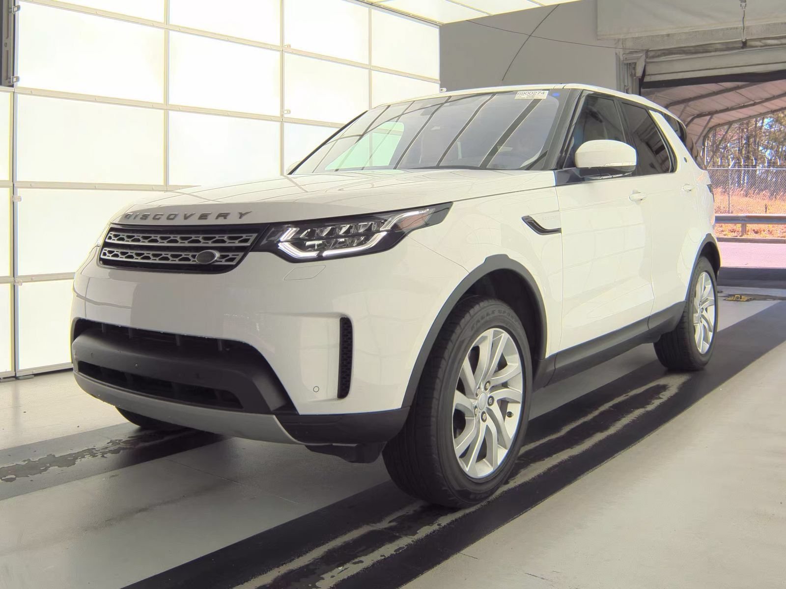 Used 2018 Land Rover Discovery HSE AWD/4WD image 2