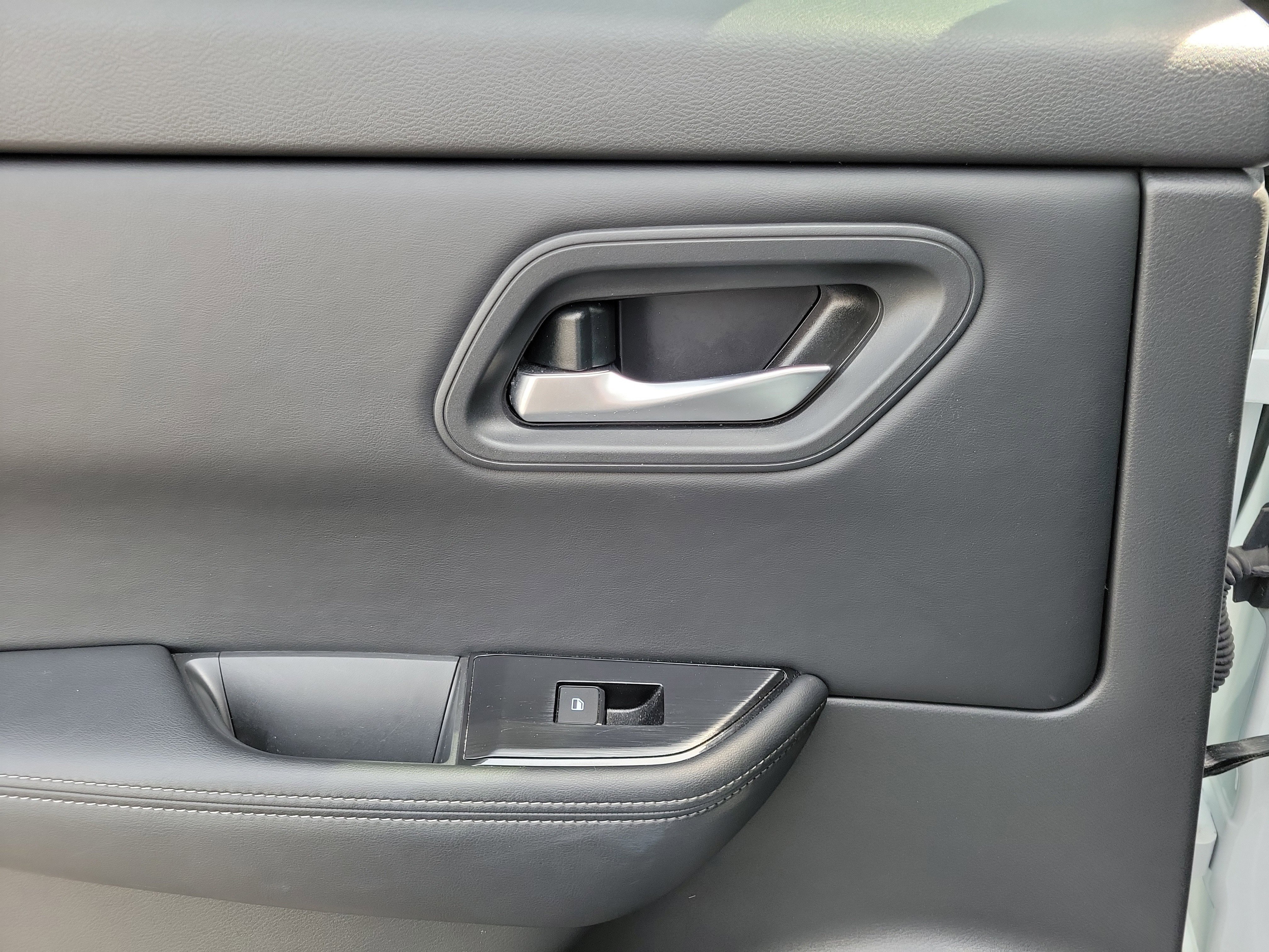 Certified 2025 Nissan Rogue SV AWD/4WD image 12