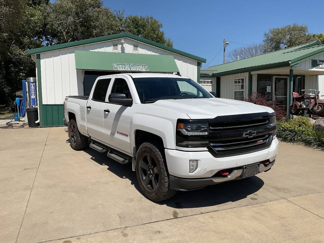 Used 2018 Chevrolet Silverado 1500 LTZ Z71 w/ Redline Edition AWD/4WD image 4