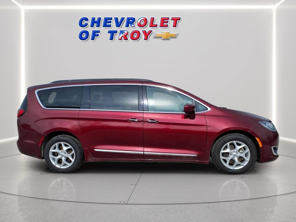 Used 2017 Chrysler Pacifica Touring-L w/ Tire & Wheel Group FWD image 10
