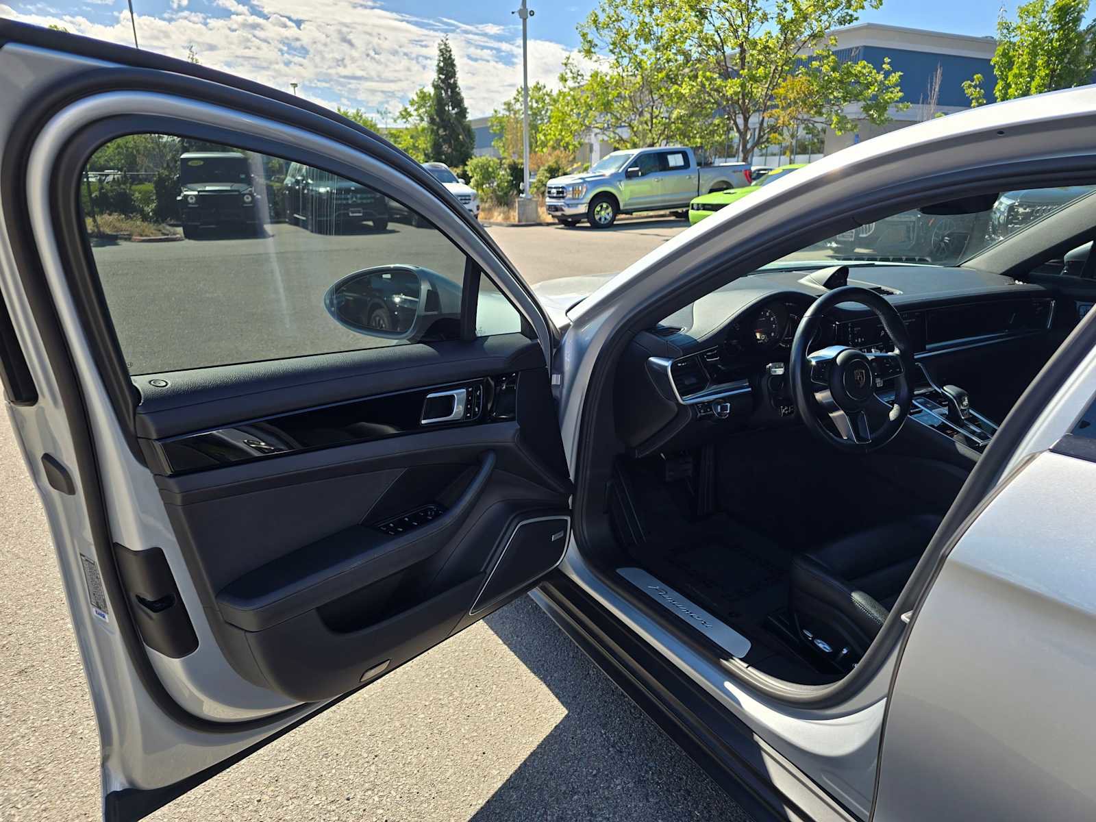 Used 2018 Porsche Panamera RWD image 21