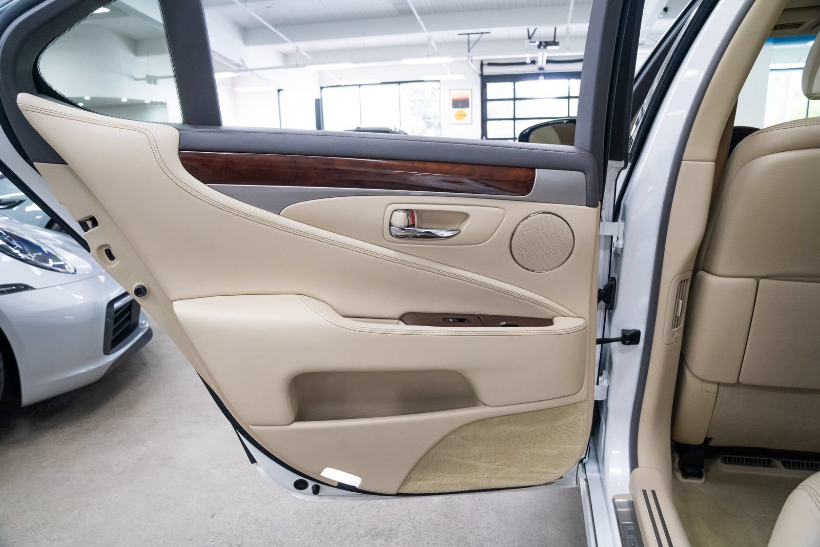 Used 2014 Lexus LS 460 w/ Comfort Package RWD image 21