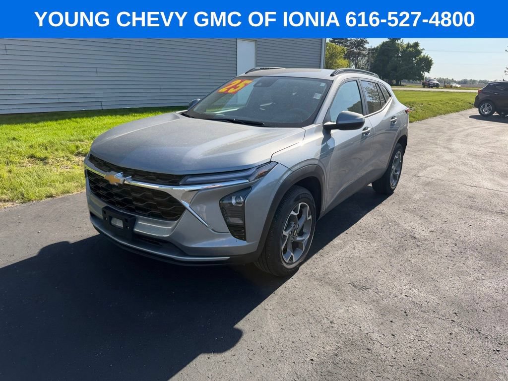 Used 2025 Chevrolet Trax LT FWD image 1