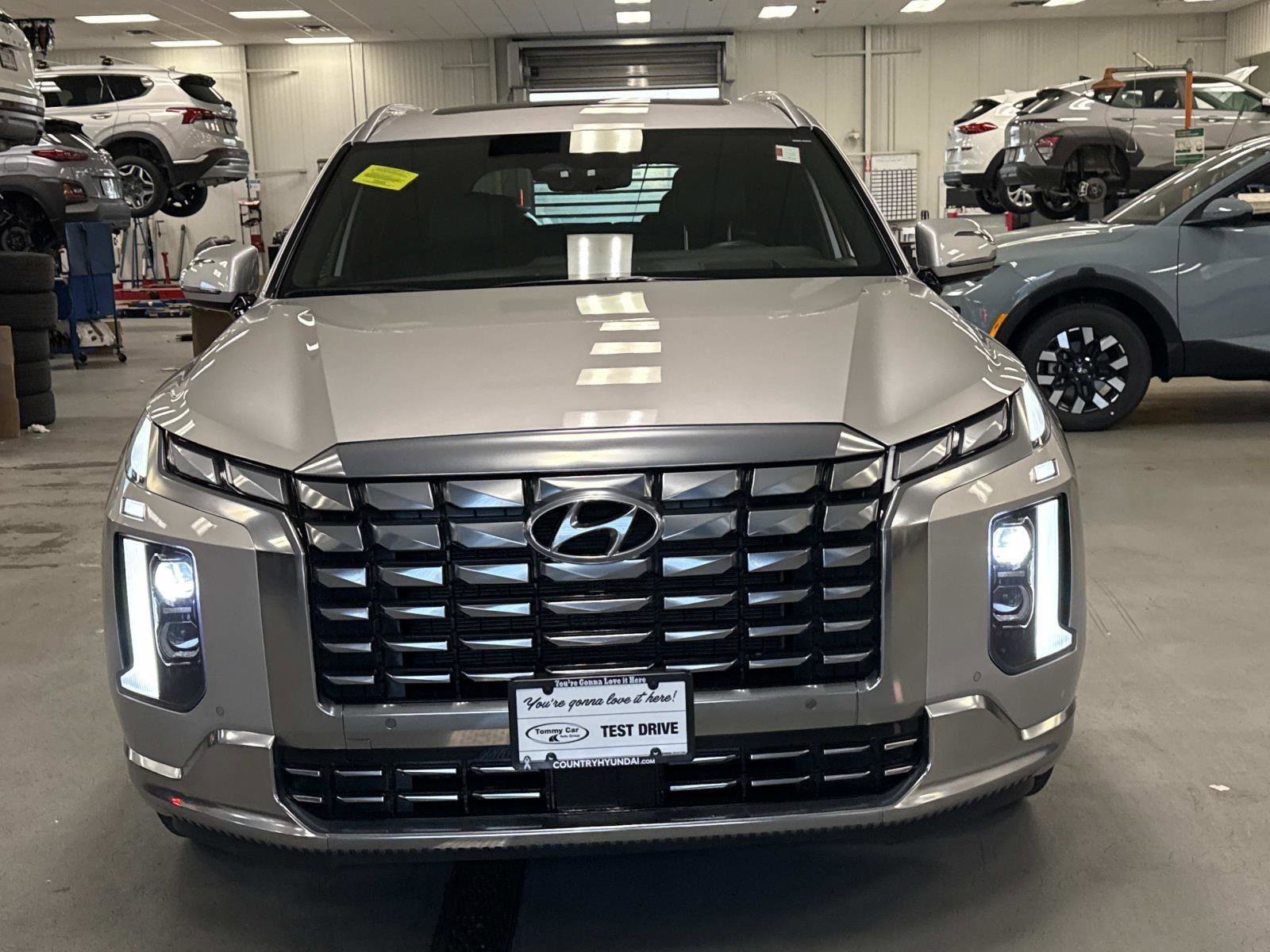 Used 2024 Hyundai Palisade Calligraphy image 2