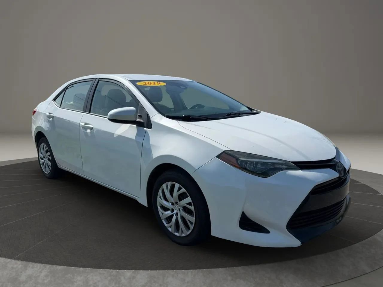 Used 2019 Toyota Corolla LE FWD image 2