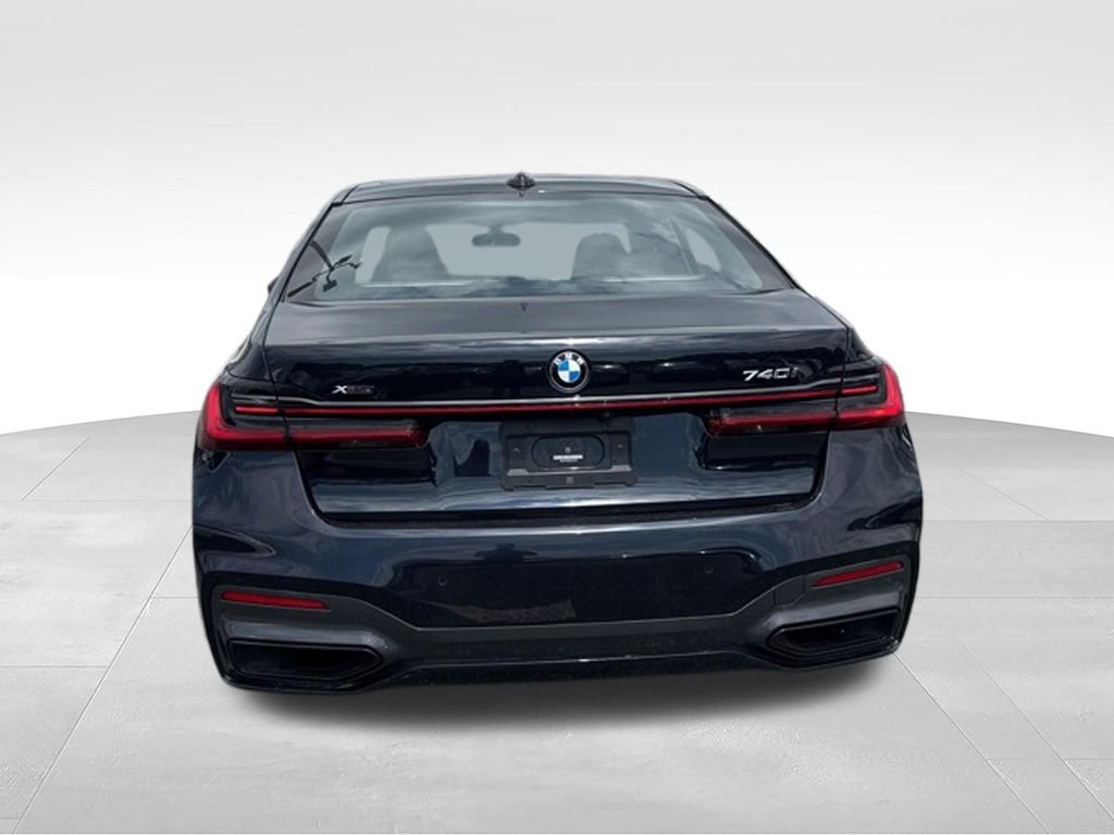 Used 2022 BMW 740i xDrive w/ M Sport Package AWD/4WD image 5