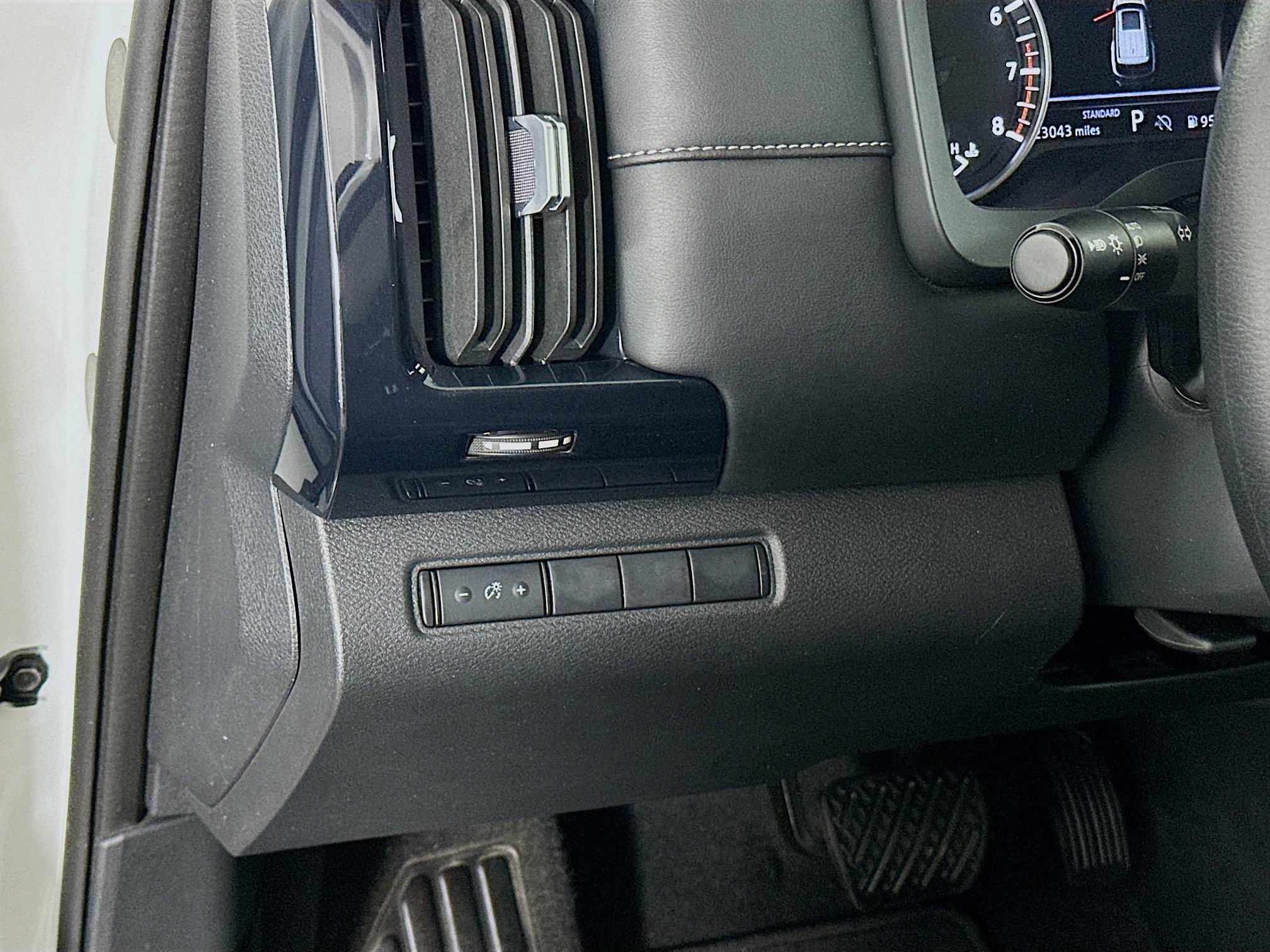 Used 2025 Nissan Pathfinder S image 17