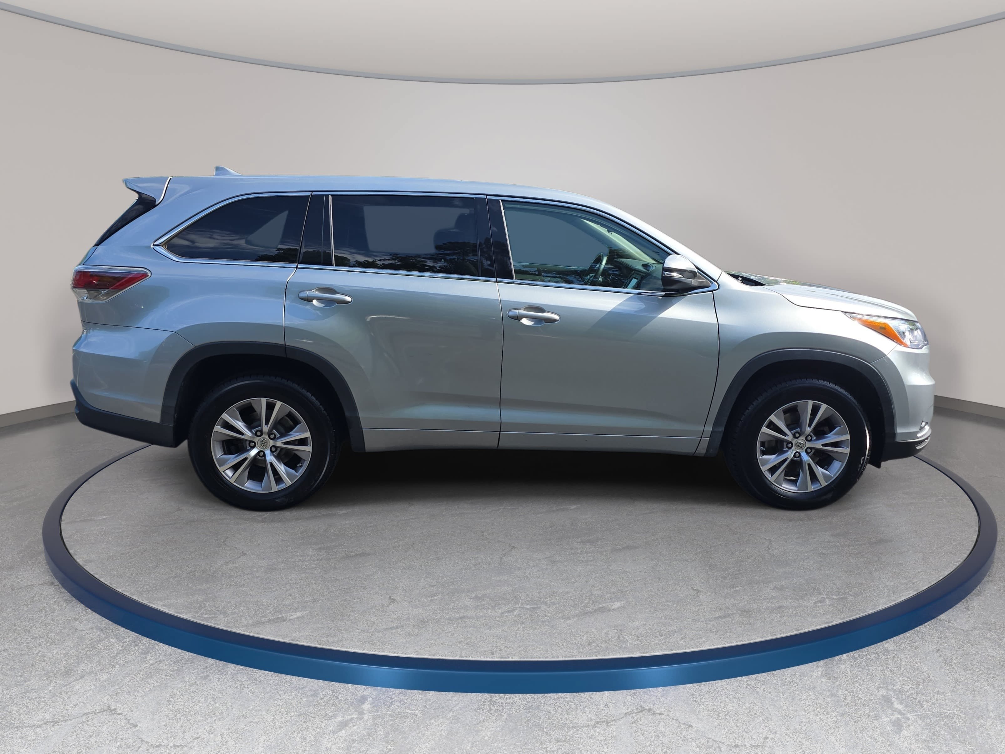 Used 2015 Toyota Highlander Plus FWD image 4