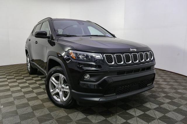 Used 2023 Jeep Compass Latitude w/ Convenience Group AWD/4WD image 3