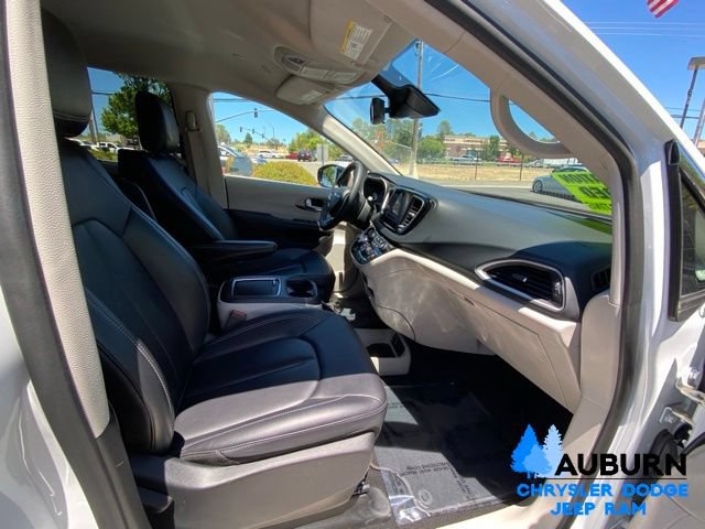 Used 2024 Chrysler Pacifica Touring-L FWD image 15