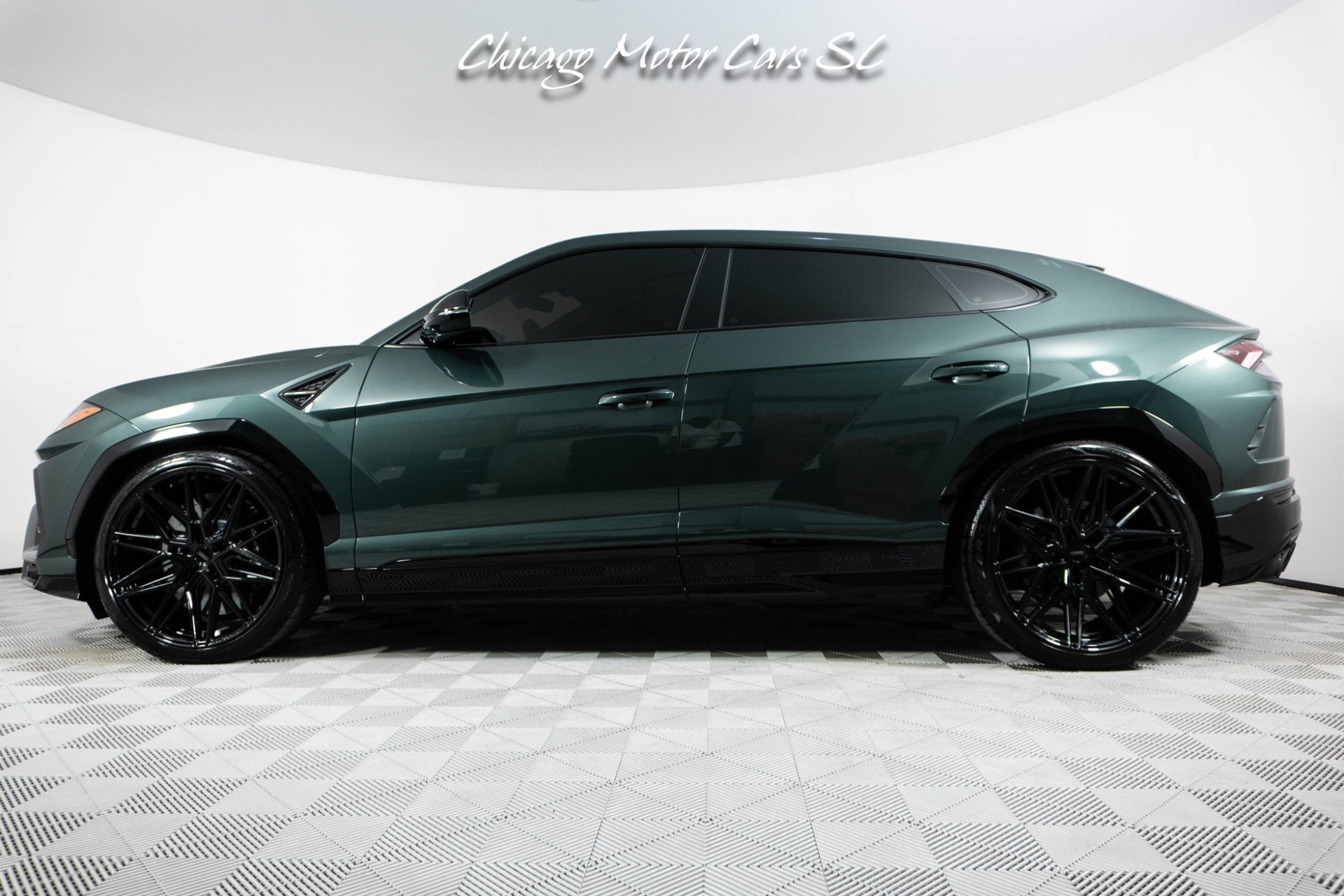 Used 2021 Lamborghini Urus AWD/4WD image 3