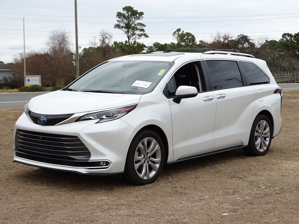 Used 2023 Toyota Sienna Platinum image 3
