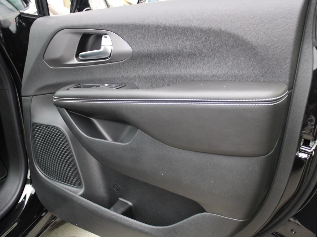 New 2026 Chrysler Pacifica Select AWD/4WD image 24