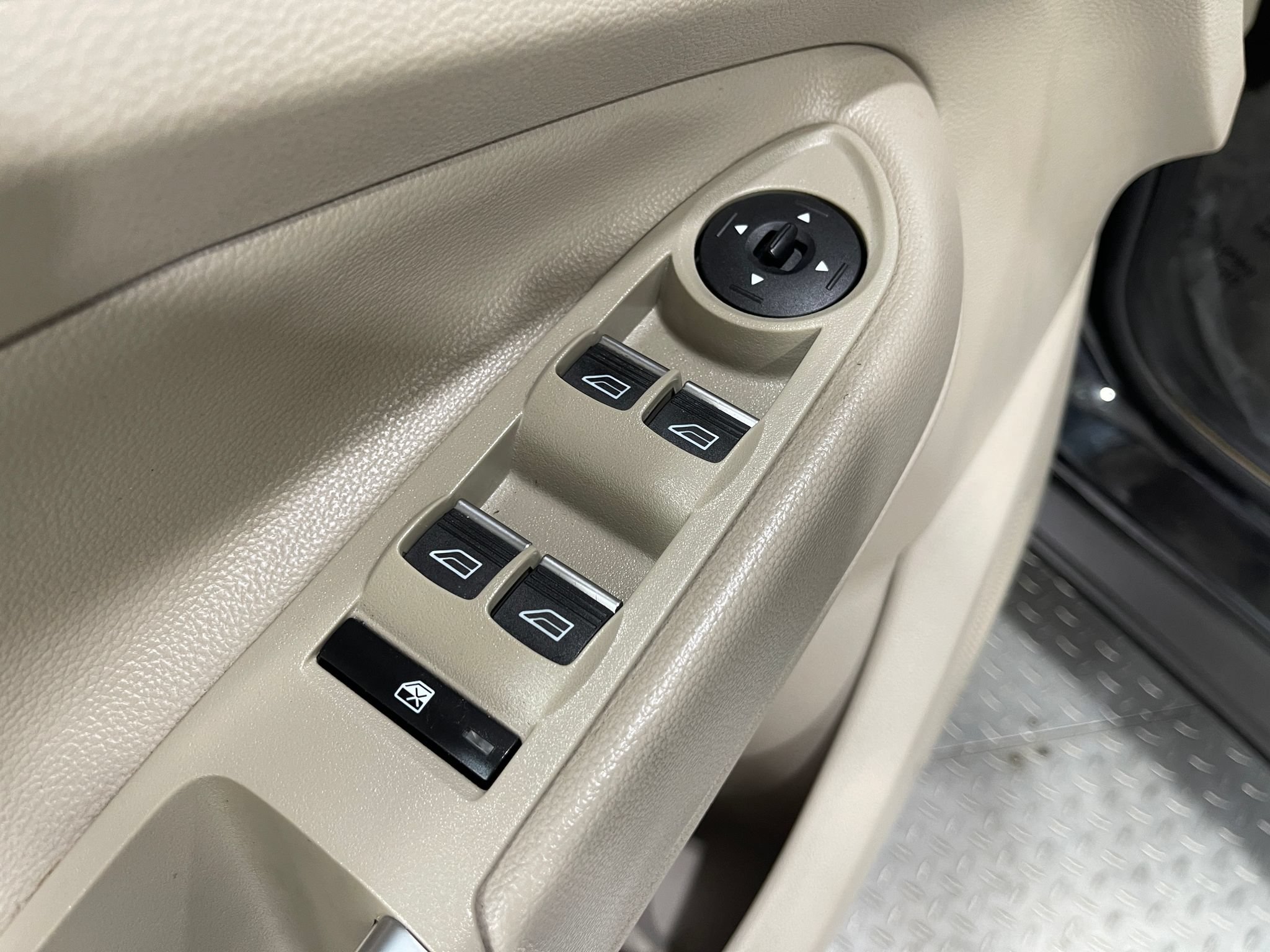 Used 2019 Ford Escape Titanium FWD image 16