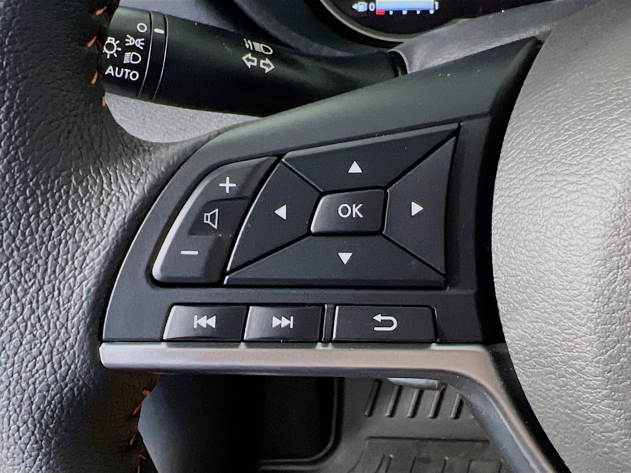 New 2025 Nissan Versa SR w/ Trunk Package image 12