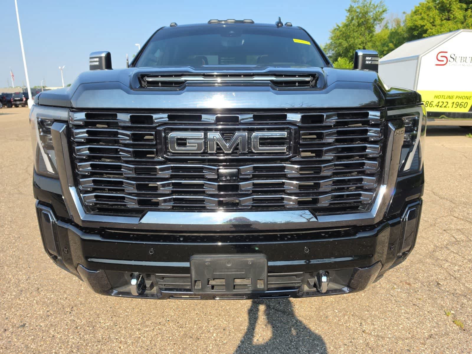 Used 2024 GMC Sierra 3500 Denali Ultimate AWD/4WD image 3