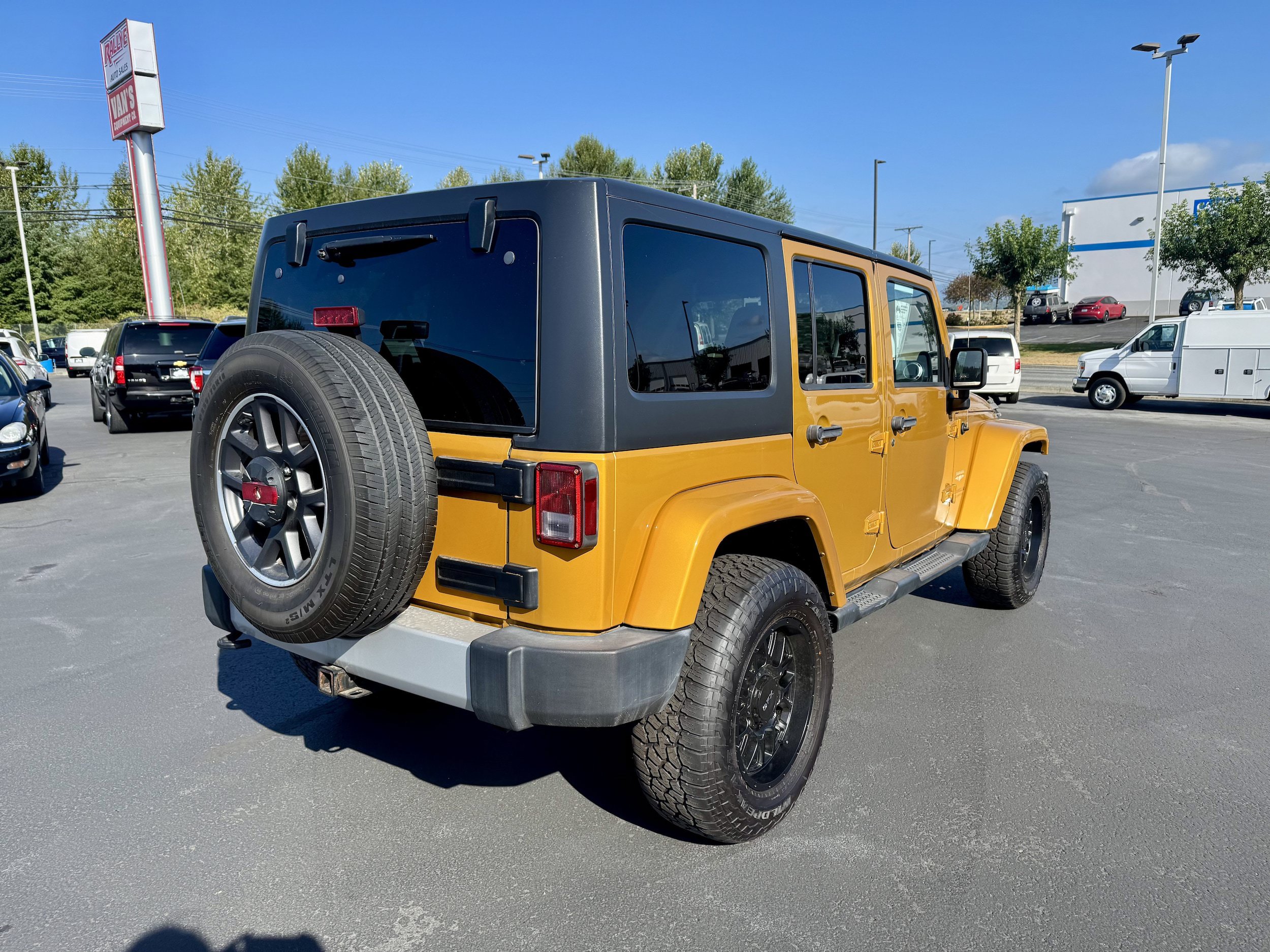 Used 2014 Jeep Wrangler Unlimited Sahara w/ Connectivity Group AWD/4WD image 5