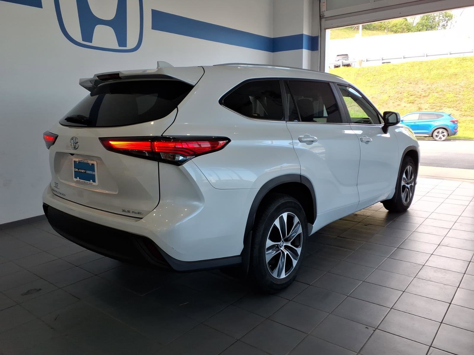 Used 2023 Toyota Highlander XLE AWD/4WD image 5