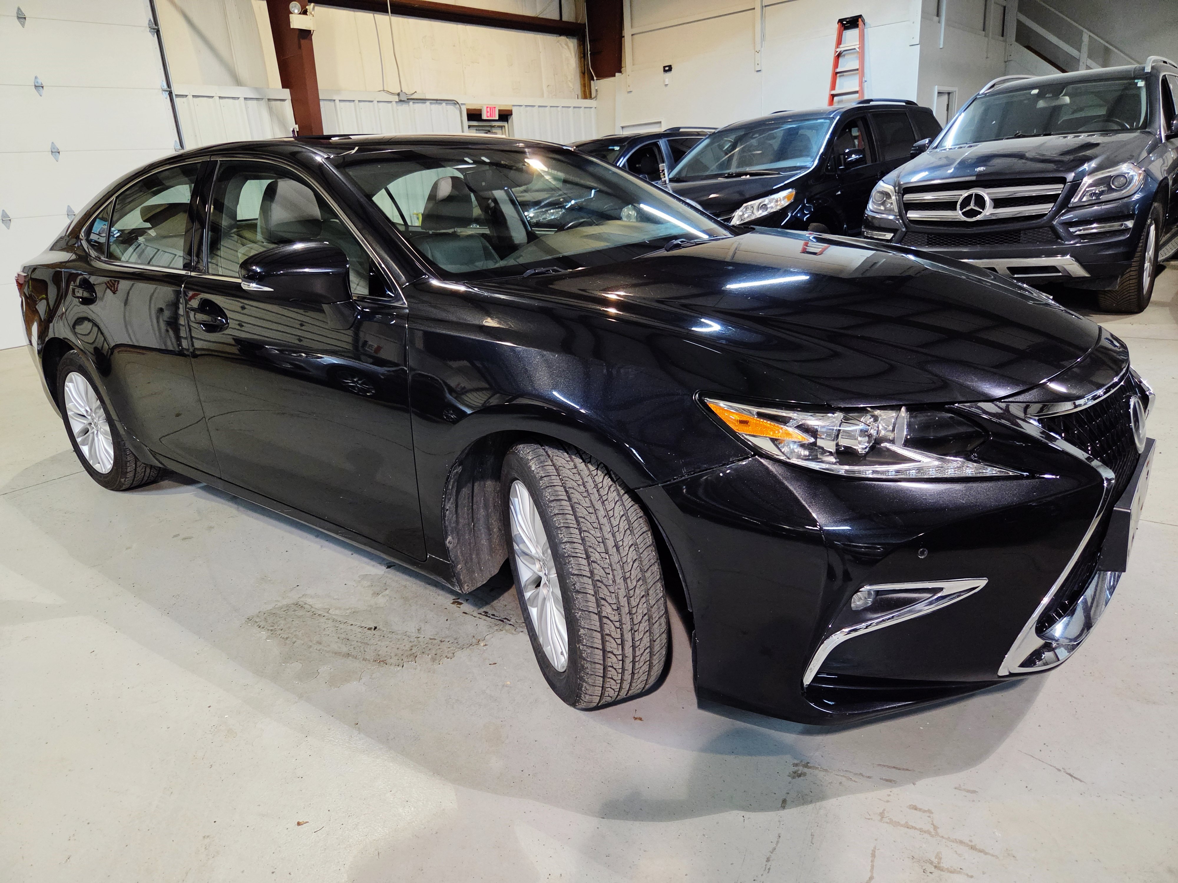 Used 2016 Lexus ES 350 w/ Premium Package w/Wood Trim FWD image 11