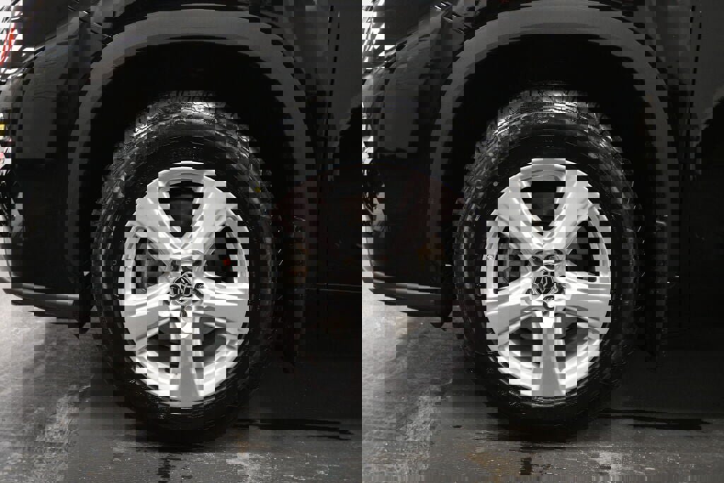 Certified 2023 Toyota Highlander L image 31