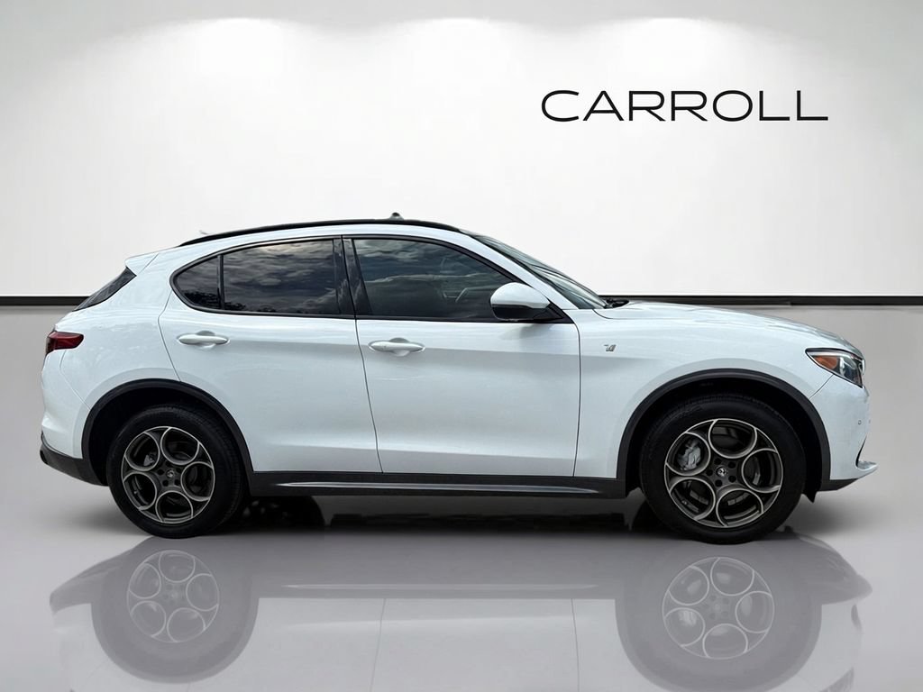 Used 2023 Alfa Romeo Stelvio Ti AWD/4WD image 2