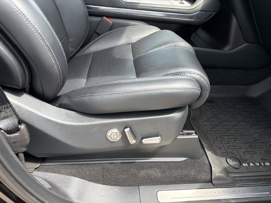 Certified 2025 Lincoln Navigator L Reserve AWD/4WD image 13