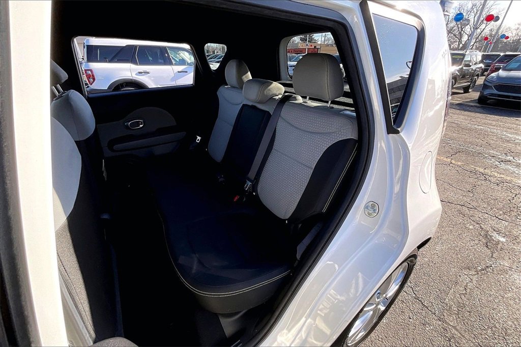 Used 2016 Kia Soul + image 17