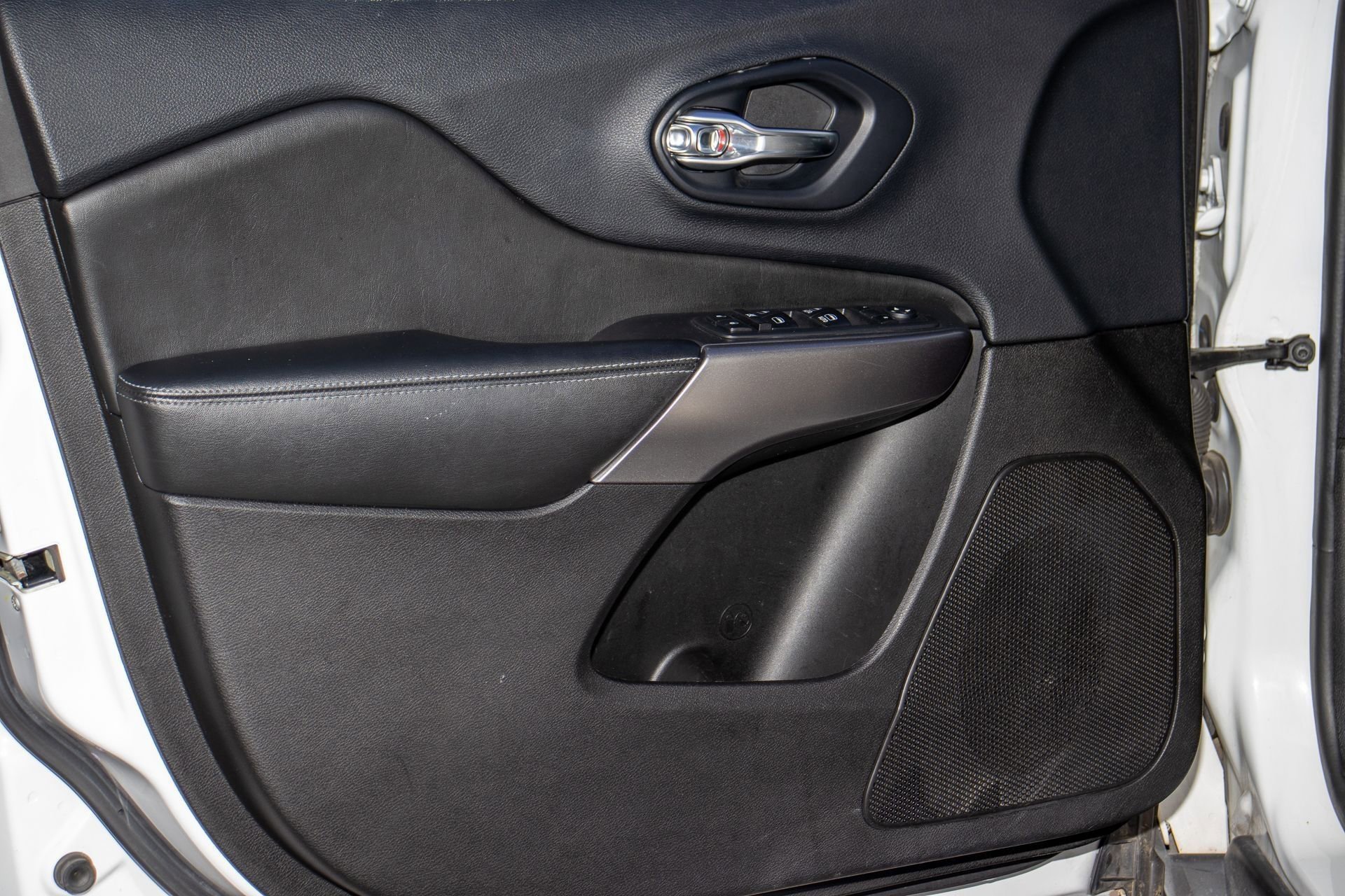 Used 2019 Jeep Cherokee Latitude Plus w/ Comfort/Convenience Group image 17