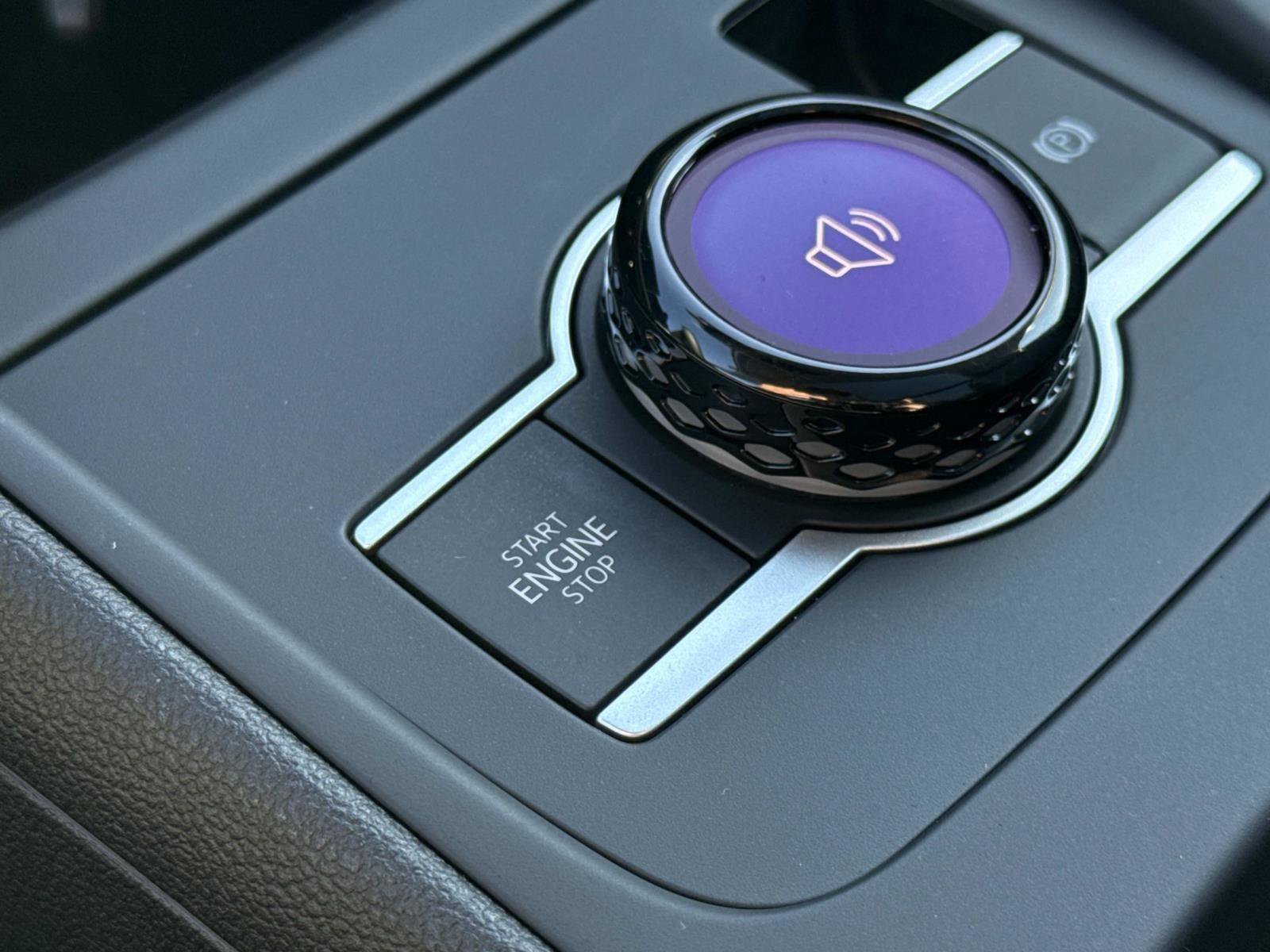 Used 2025 Volkswagen Tiguan SE image 13