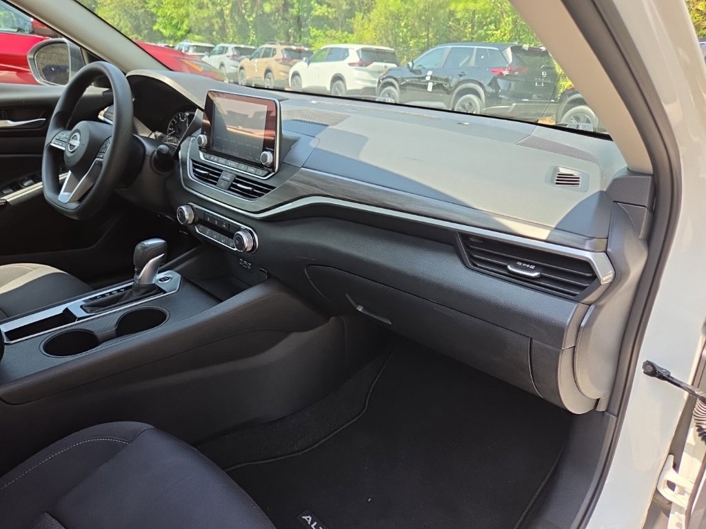 Used 2025 Nissan Altima 2.5 SV FWD image 40
