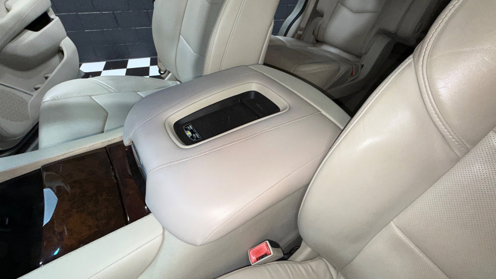 Used 2015 Cadillac Escalade Luxury image 61