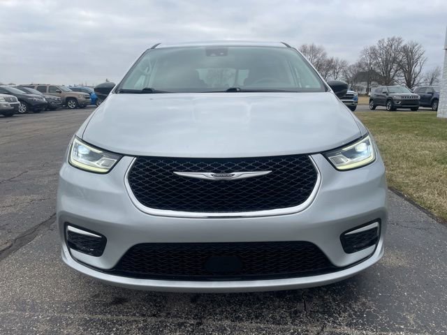 Used 2024 Chrysler Pacifica Touring-L image 6