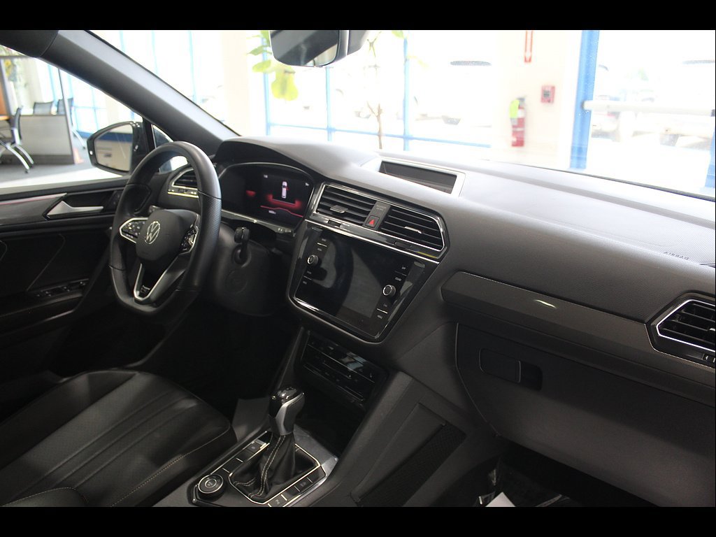 Used 2022 Volkswagen Tiguan SE R-Line AWD/4WD image 21