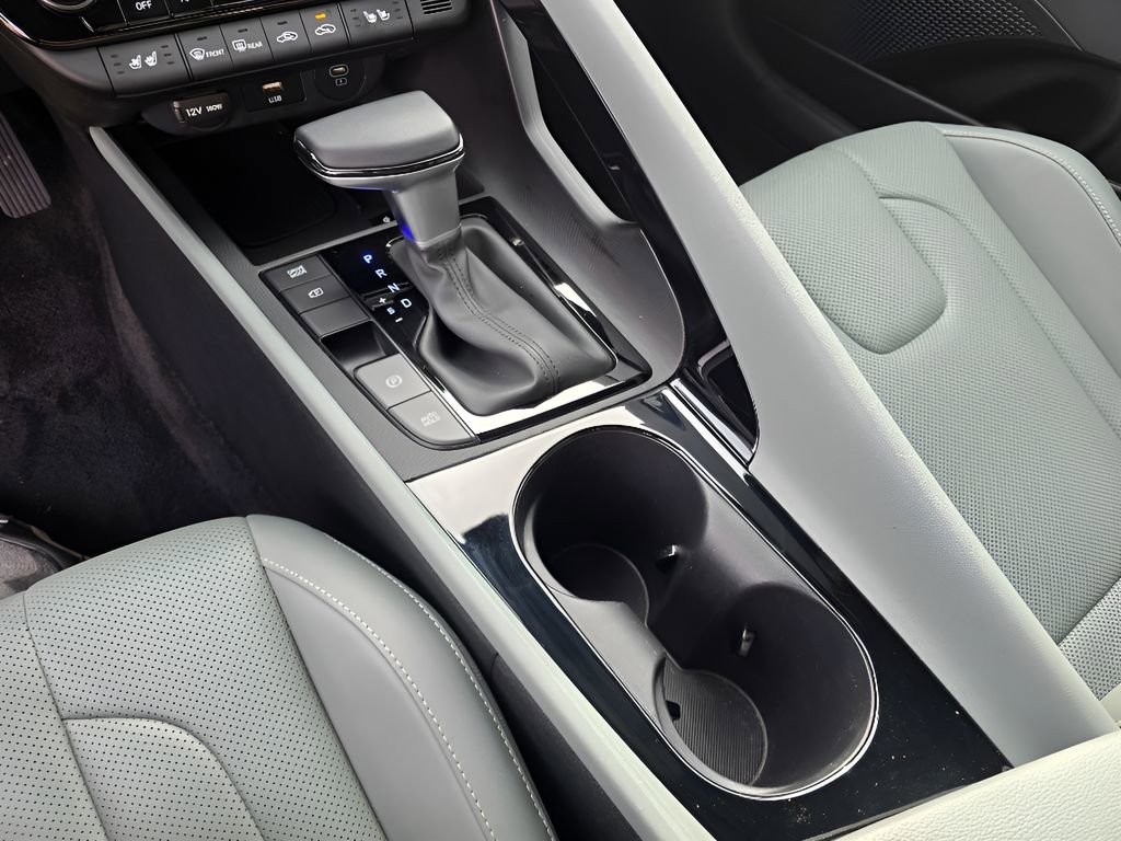 Used 2025 Hyundai Elantra Limited image 20