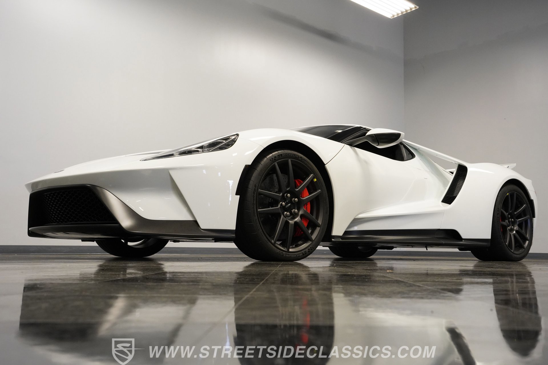 Used 2017 Ford GT RWD image 23