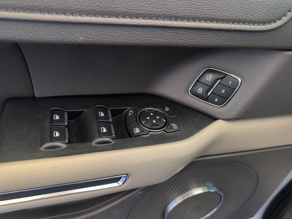Used 2019 Ford Expedition XLT w/ Equipment Group 202A AWD/4WD image 13