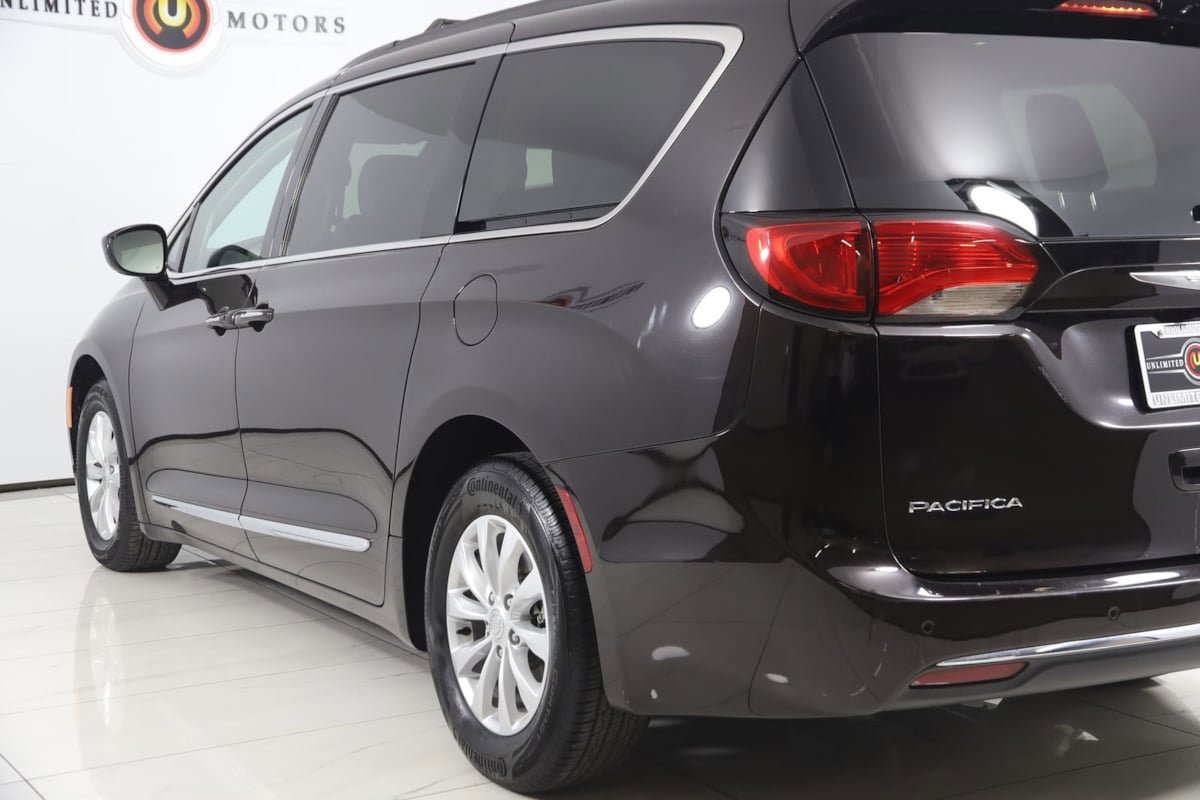 Used 2017 Chrysler Pacifica Touring-L image 22